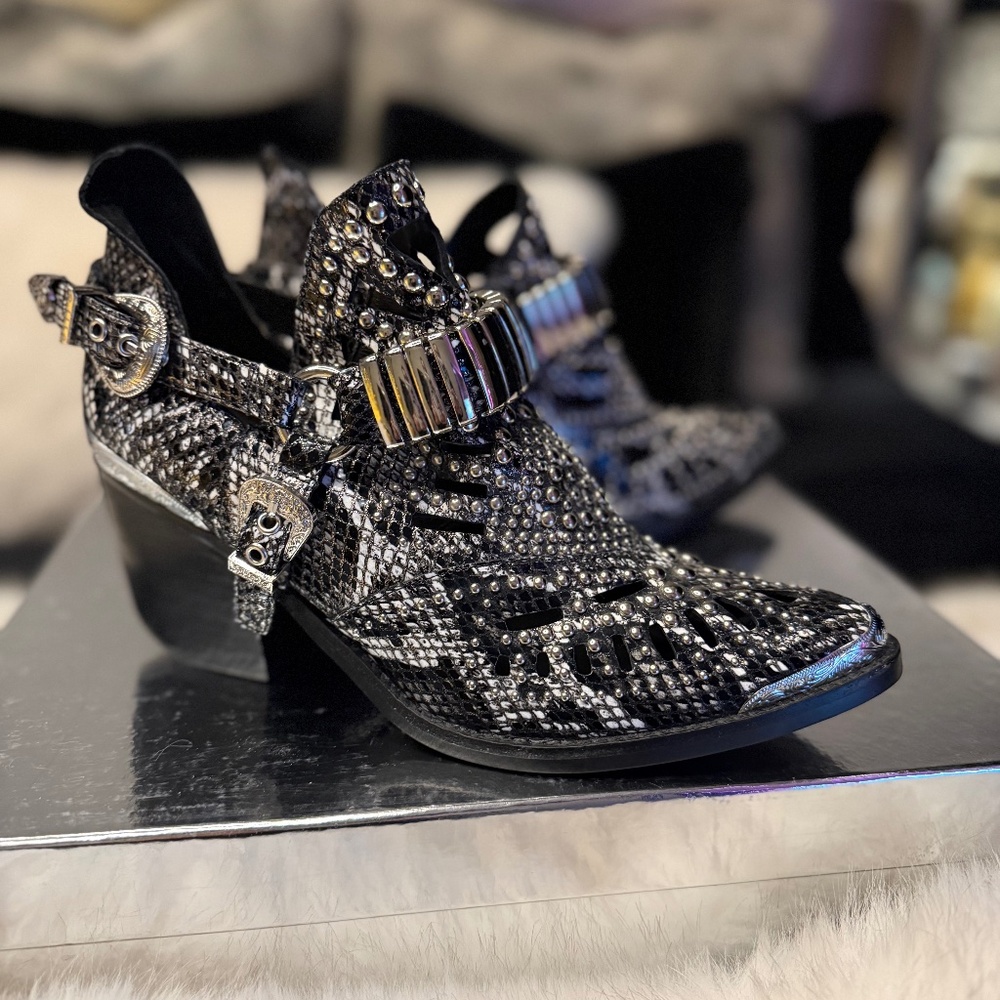 Jeffrey Campbell Calhoun Booties – Snake Embossed – Size 8.5 | Only worn once